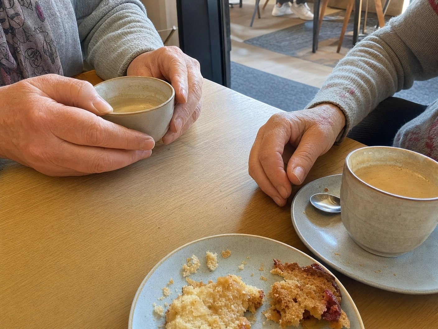 Zwei Menschen bei einem Kaffee am Tisch — gemeinsame Zeit mit DAHEIMZEIT Berlin